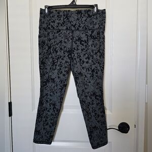 Athleta Gray Black Patterned Salutation Stash Pocket Leggings Size L .No 18
